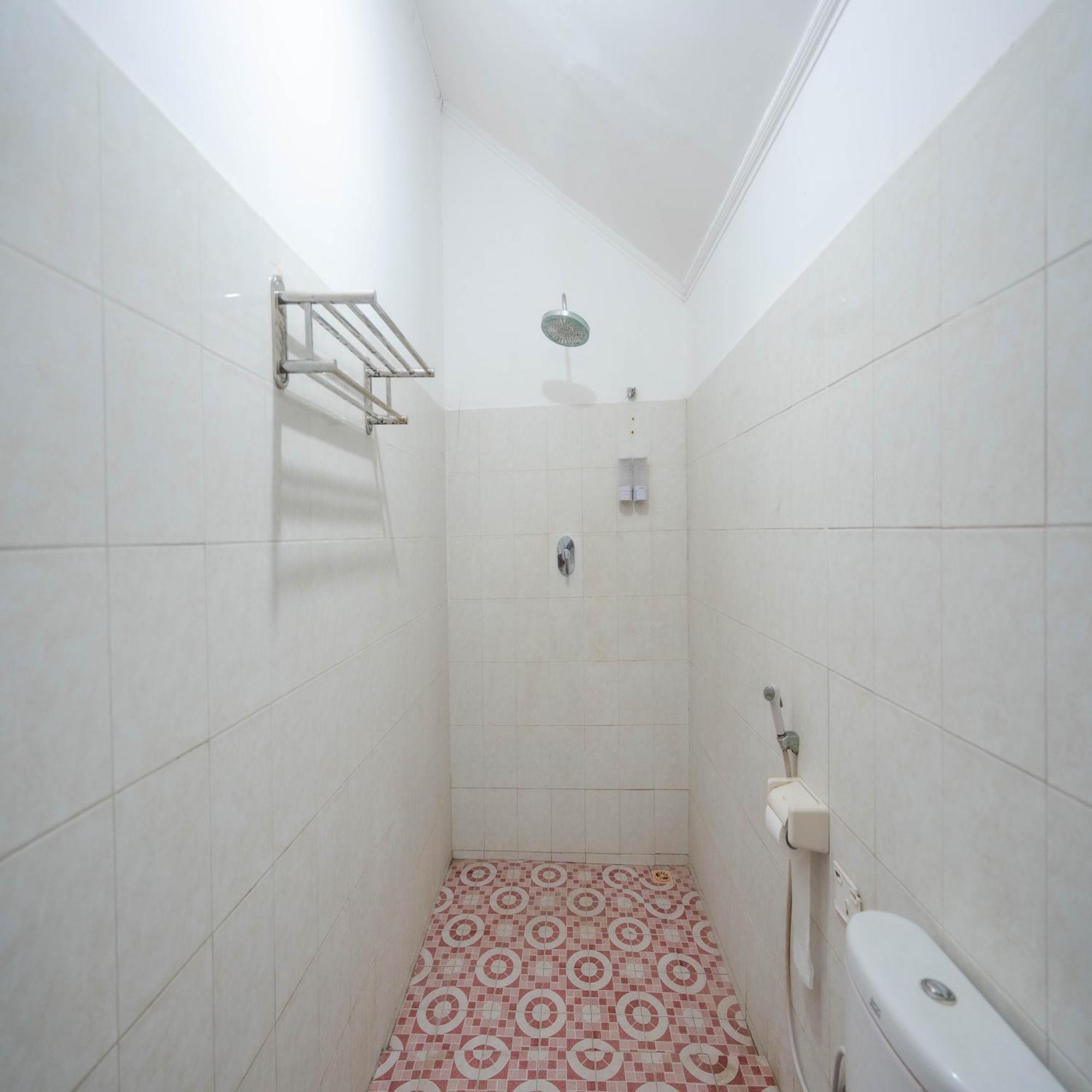 Отель Reddoorz At Ocean 2 Гили Траванган Экстерьер фото