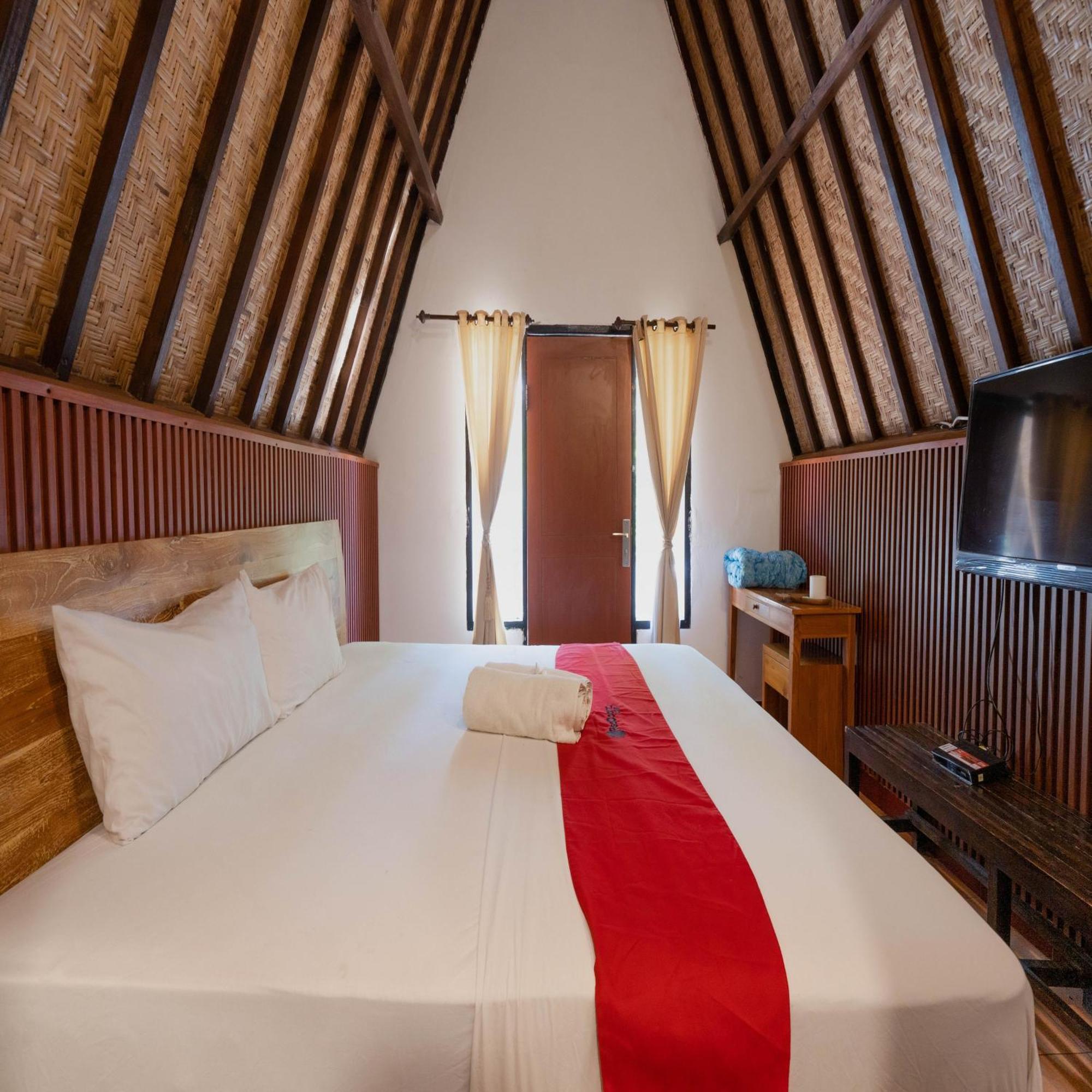 Отель Reddoorz At Ocean 2 Гили Траванган Экстерьер фото