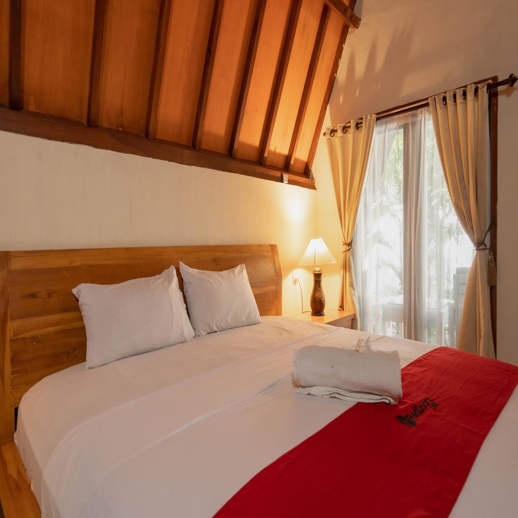 Отель Reddoorz At Ocean 2 Гили Траванган Экстерьер фото
