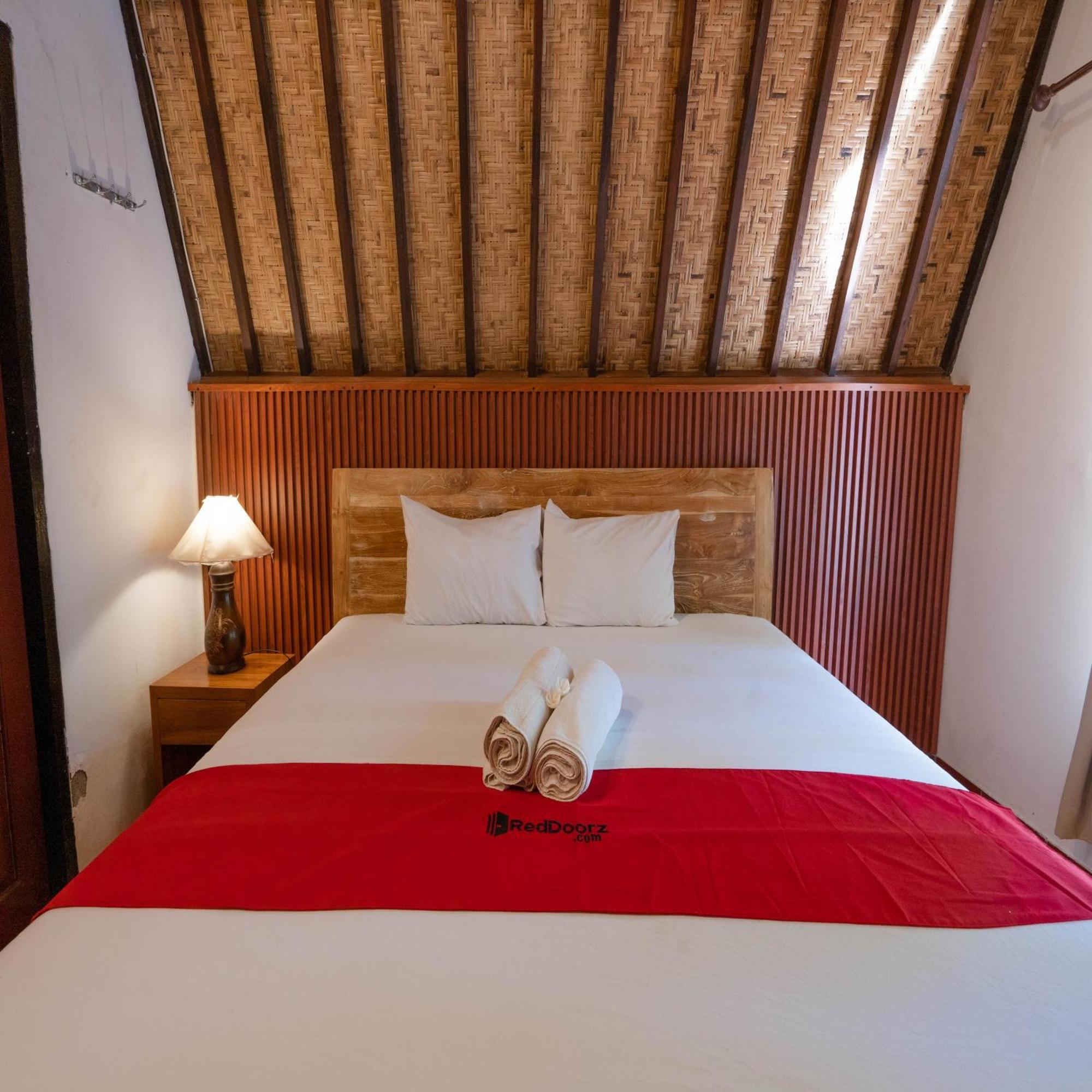 Отель Reddoorz At Ocean 2 Гили Траванган Экстерьер фото